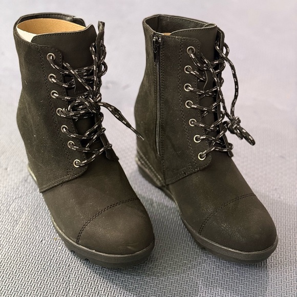 NWOB Serra Black Wedge Booties Sz 7 - Picture 1 of 7